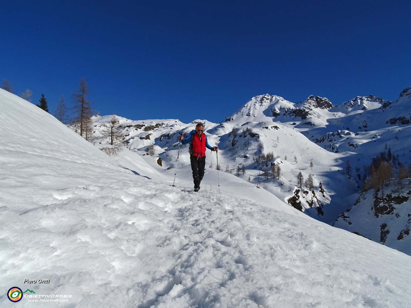 60 Scendendo al Fregabolgia sullo sfondo del Madonnino.JPG -                                